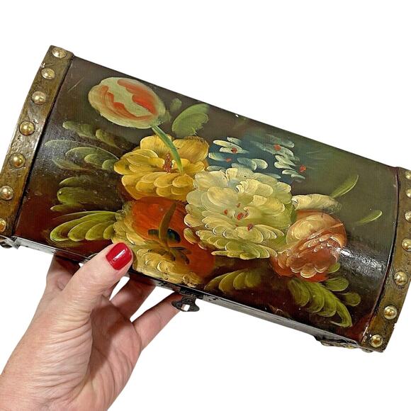 Vintage inspired tole painted wooden keepsake box dark varnish & brass tacks - Picture 8 of 9